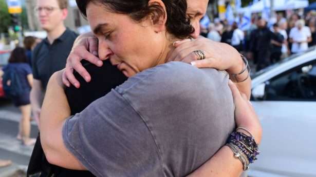 Families van Israëli's die gegijzeld zijn door Hamas-militanten in Gaza staan elkaar bij, Tel Aviv. 14 oktober 2023. 