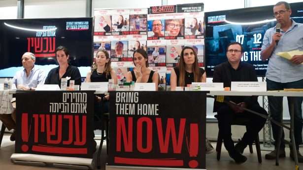 Families van door terreurorganisatie Hamas ontvoerde burgers houden een persconferentie in Tel Aviv, 14 oktober 2023.