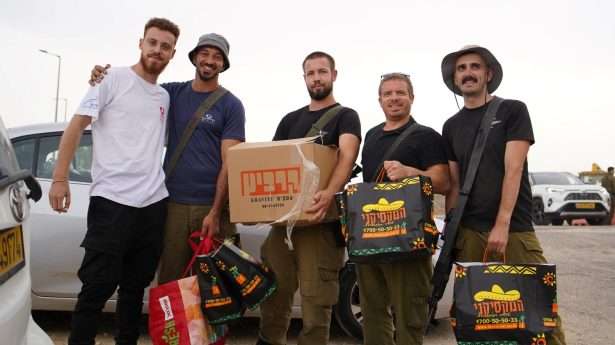 In een golf van solidariteit worden grote hoeveelheden voedsel en andere artikelen gedoneerd aan honderdduizenden reservesoldaten die zijn opgeroepen voor de oorlog 