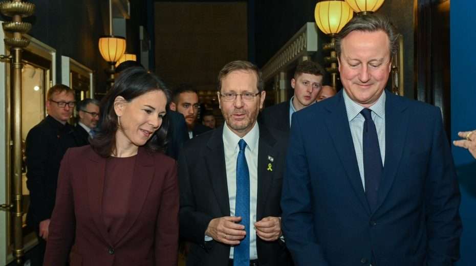 Cameron en Baerbock arriveren in Israël