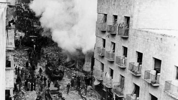 Foto van de explosie van het gebouw aan de Ben Yehuda Street - In 1947 ontplofte er een autobom onder het gebouw en Werner Braun liep toevallig langs. Hij had altijd een camera op zak en begon de gebeurtenis te filmen, waardoor hij eigenlijk fotojournalist werd.