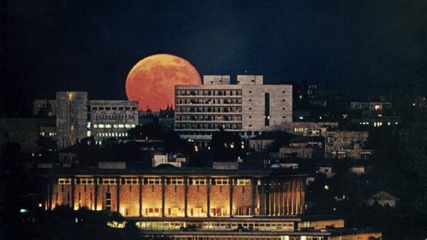 Maan boven de Knesset in 1972.