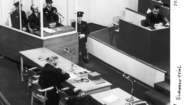 Het proces tegen Eichmann - hij was de officiële fotograaf die namens de pers aanwezig was in de rechtszaal. Op een dag werden zijn olifanten in beslag genomen omdat hij iets had gefotografeerd wat ze niet wilden. Hij had een truc die hij altijd bewaarde: Hij had een andere film in zijn zak voor het geval hij betrapt werd op het filmen van iets dat niet mocht. Hij haalde dan deze film uit zijn zak en verwisselde hem met de film die hij had meegenomen.