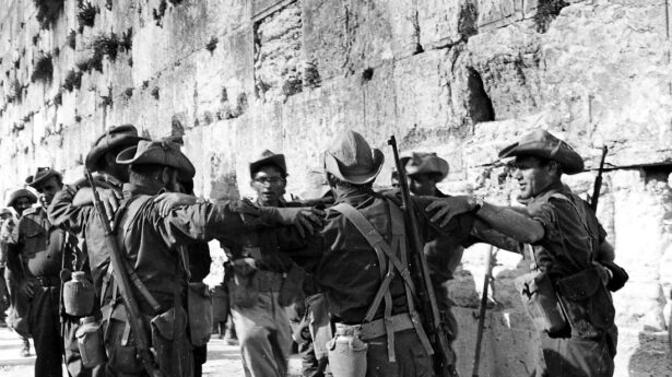 Soldaten bij de Westelijke Muur: Soldaten dansen bij de Westelijke Muur na de bevrijding tijdens de Zesdaagse Oorlog. Juni 1967.