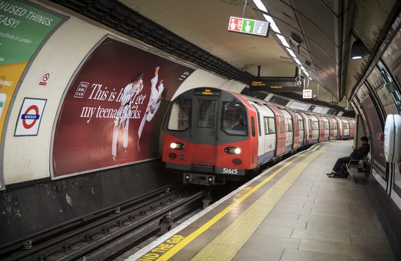 Posters in Londen bekritiseren “Hamas verkrachtingstunnel in Gaza”
