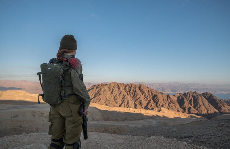 Waarom Israël het inzetten van vrouwen in de frontlinie wil opschorten