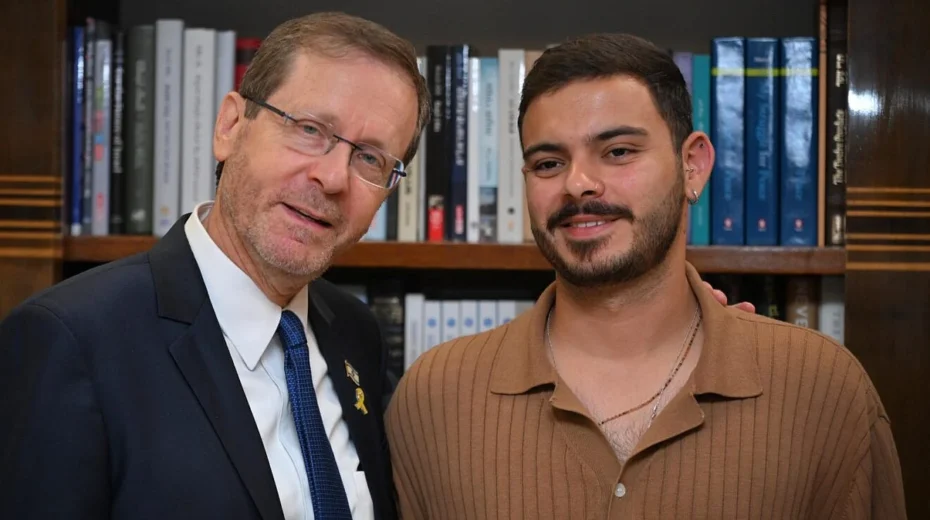 Herzog ontmoet bevrijde Hamas-gijzelaar Omer Wenkert
