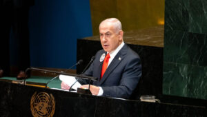 Israëlisch parlementslid verwerpt het Woord van God: “In jullie Bijbel”