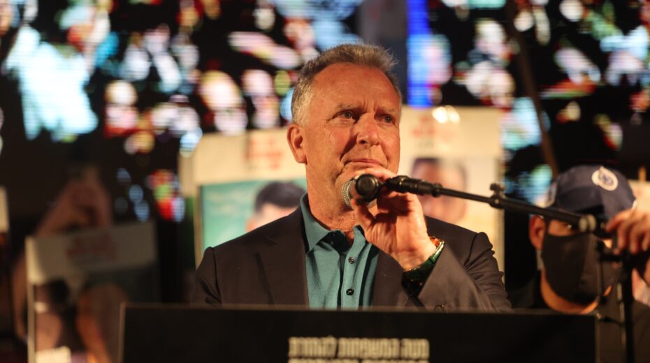 Steve Witkoff, speciaal gezant van de Verenigde Staten voor het Midden-Oosten, spreekt op 11 oktober 2025 tijdens een bijeenkomst op het zogenaamde “Gijzelaarsplein” in Tel Aviv. Foto: EPA/ABIR SULTAN