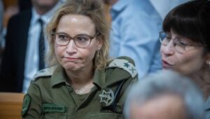 Pensioen van voormalige militair hoofdaanklager Tomer-Yerushalmi bevroren